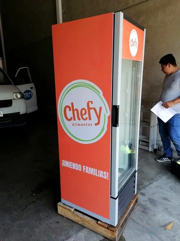 Vinil adhesivo en refrigerador de marca
